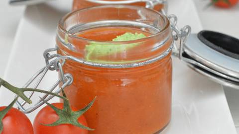 Zuppa al pomodoro ghiacciata con gnocchetti al basilico