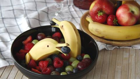 Banane a forma di delfino con frutta