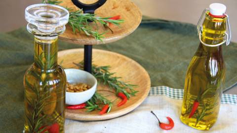 Olio aromatizzato al rosmarino, aglio e peperoncino