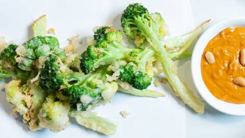 Tempura di broccoli con salsa di arachidi