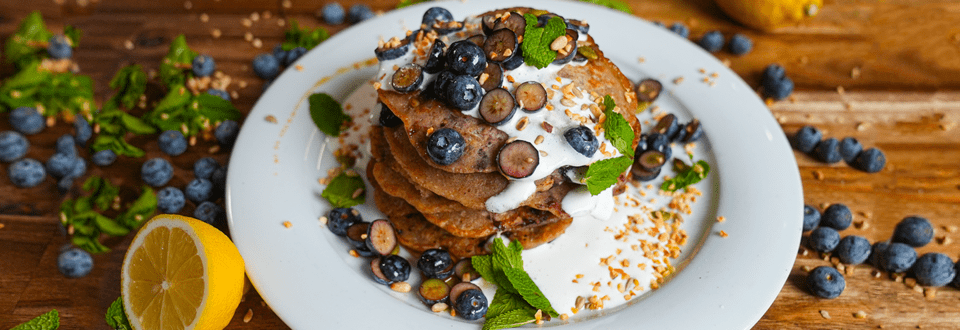 Pancake vegani di superfood con mix di semi, limone e mirtilli
