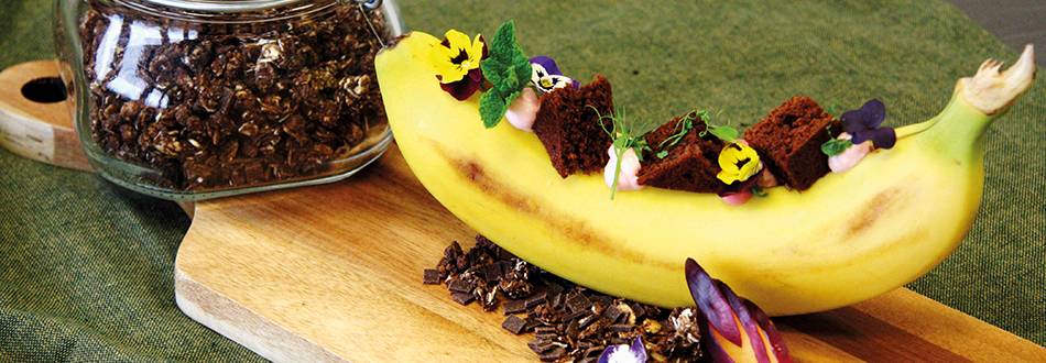 Banana ripiena con crema di quark alla fragola e brownie