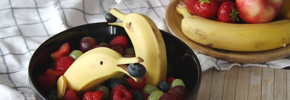 Banane a forma di delfino con frutta